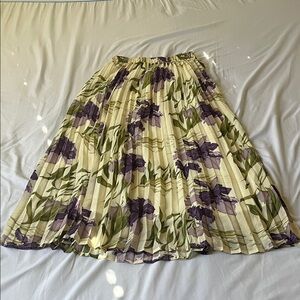 Chic Floral A-Line Skirt in Purple and Cream